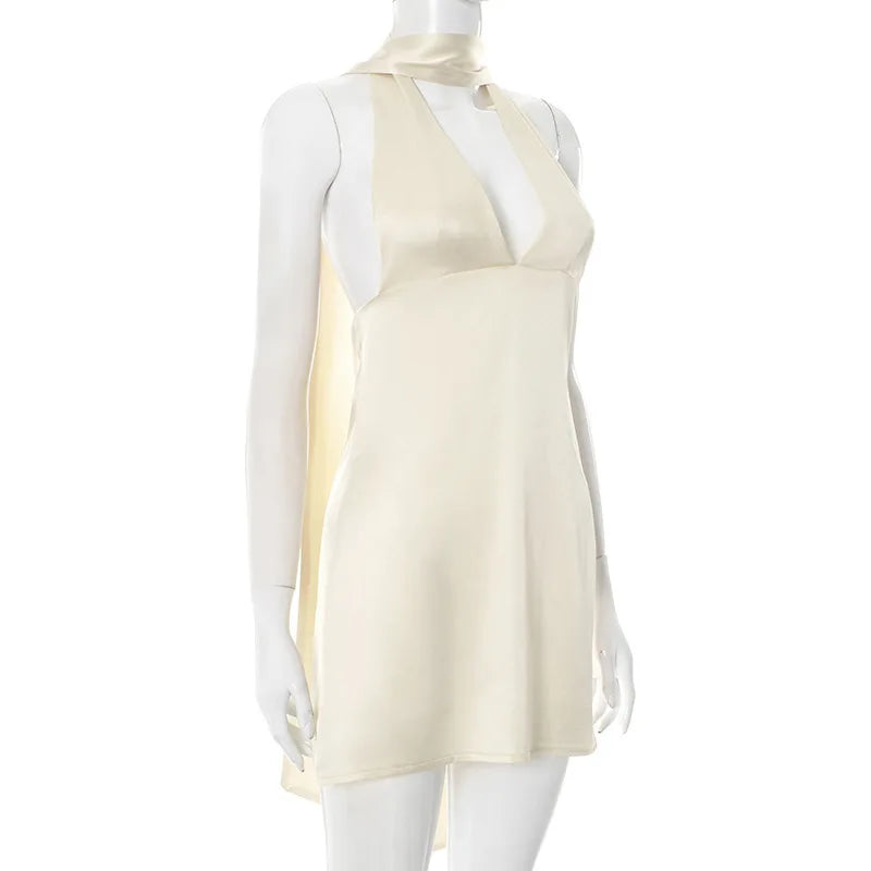 שמלת מיני סאטן מחשוף V בעיטור צעיף תואם - קרינה