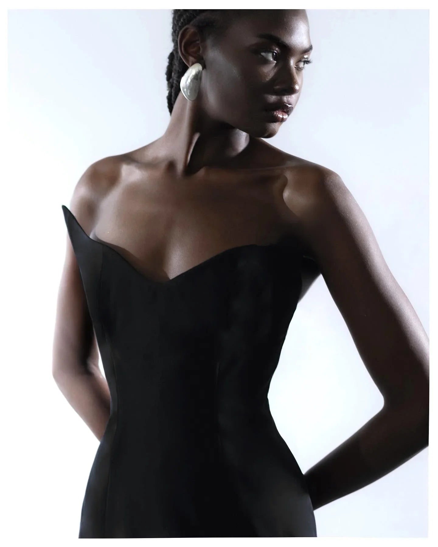 שמלת מקסי סטרפלס בעיצוב שיפון - Genesis