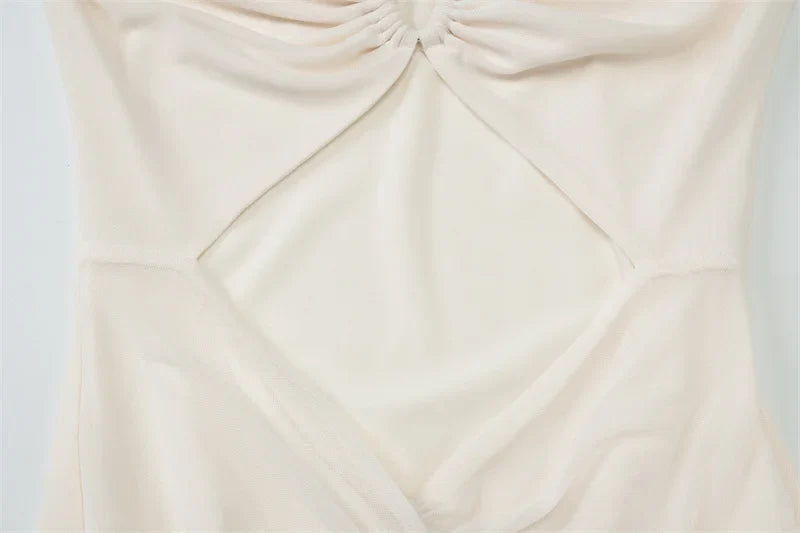 שמלת מקסי סטרפלס כיווצים בעיצוב פתח ורשת בעיטור אבזם וצעיף תואם - טולום