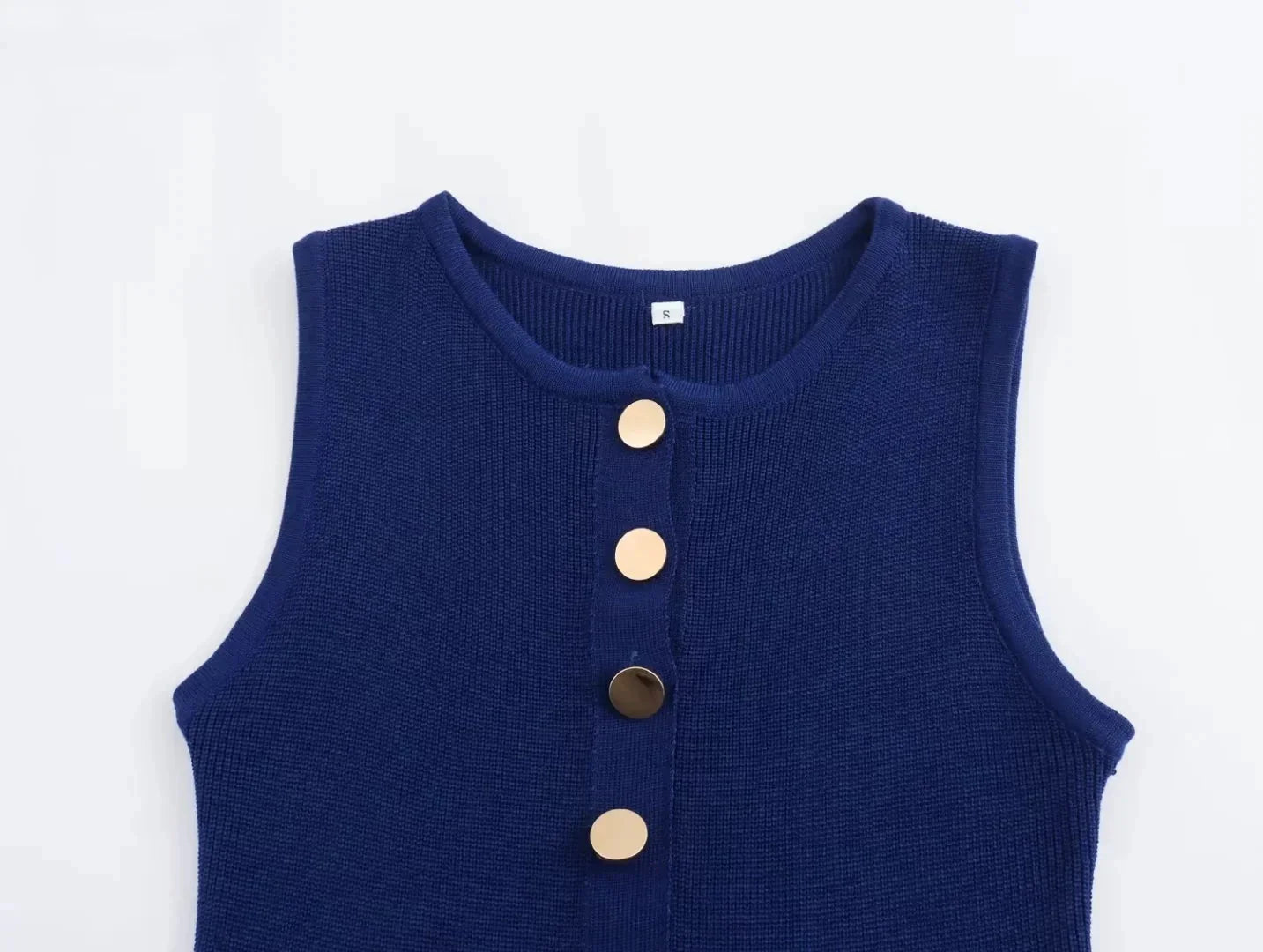 שמלת מידי אלגנטית סרוגה בעיטור כפתורים ושסע קטן - פייר