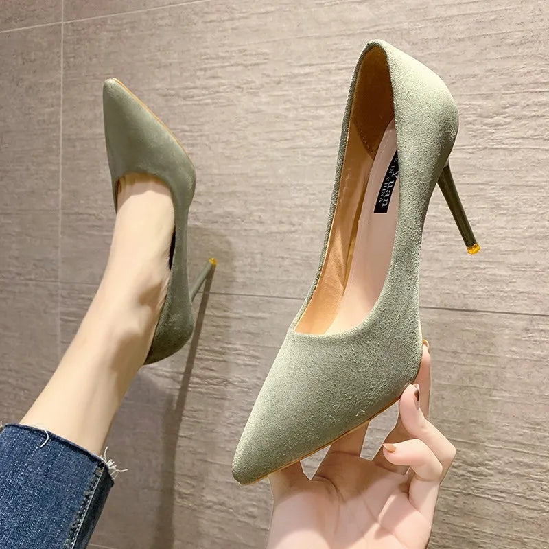 נעלי עקב שפיץ זמש - קארין