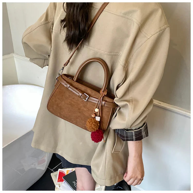 Suede bag with retro design + accessories