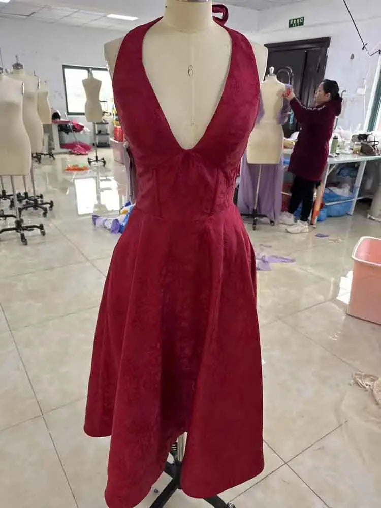 שמלת מידי בגזרת A קשירה בצוואר גב פתוח בעיטור רקמת איורי פרחים - פלורה