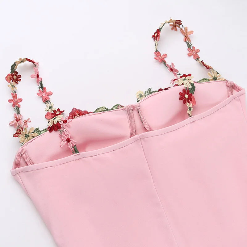 שמלת מקסי בעיטור רקמת וכתפיות פרחים בעיצוב חוט קשירה - הלינה