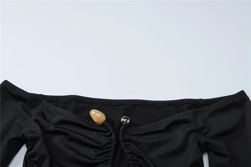 חולצה צמודה כתפיים חשופות בעיטור אבזם - סטייס