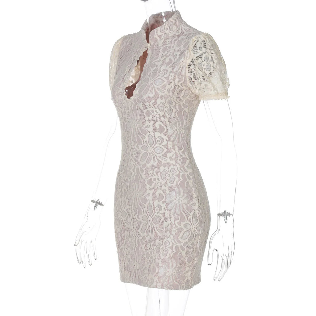 שמלת מיני תחרה צווארון גולף בעיטור כפתור - קימורה