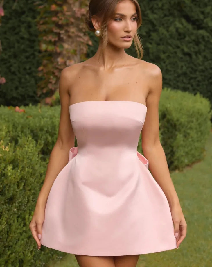 שמלת מיני סאטן בגזרת A בעיטור פפיון קשירה בגב להצמדה במותן - ליליה