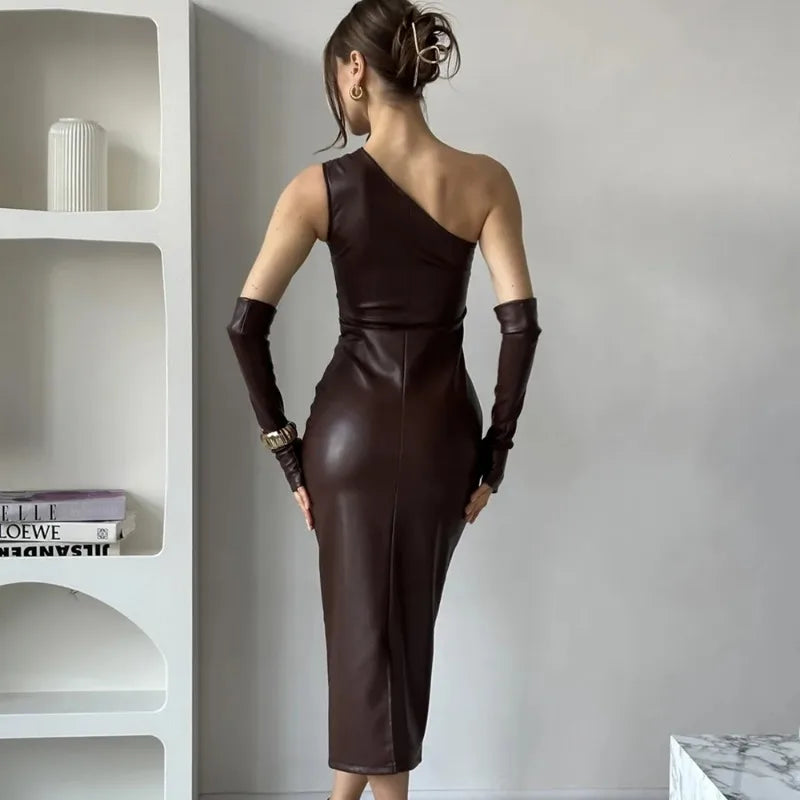 שמלת מקסי דמוי עור כתפיה אחת בעיטור כפפות - Thea