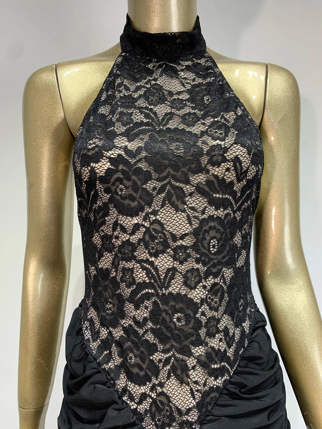 שמלת מקסי כיווצים בגזרת קולר בעיצוב תחרה אטומה גב פתוח - Elliana