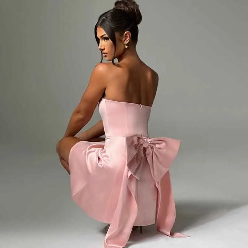 שמלת מיני סטרפלס סאטן בגזרת A בעיטור פפיון בעיצוב אסימטרי - Roselyn