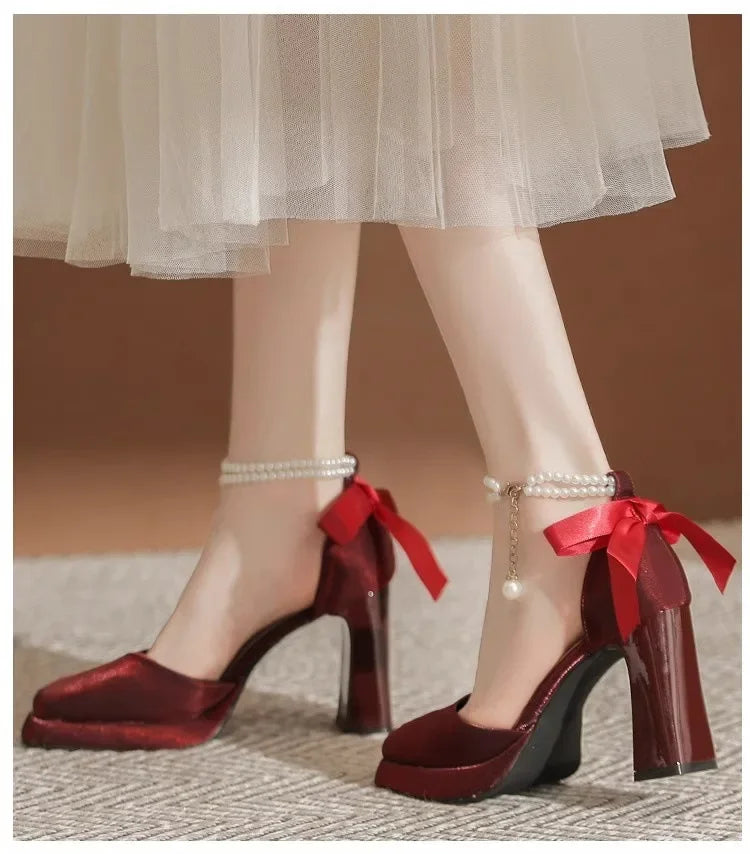 נעלי עקב קטיפה בעיטור פנינים ופפיון - ויטה