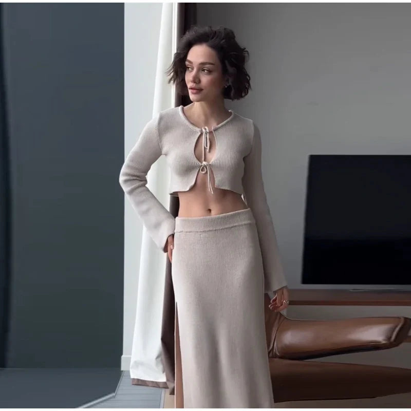 סט שני חלקים סרוג חצאית מקסי וחולצת קשירות - ימית