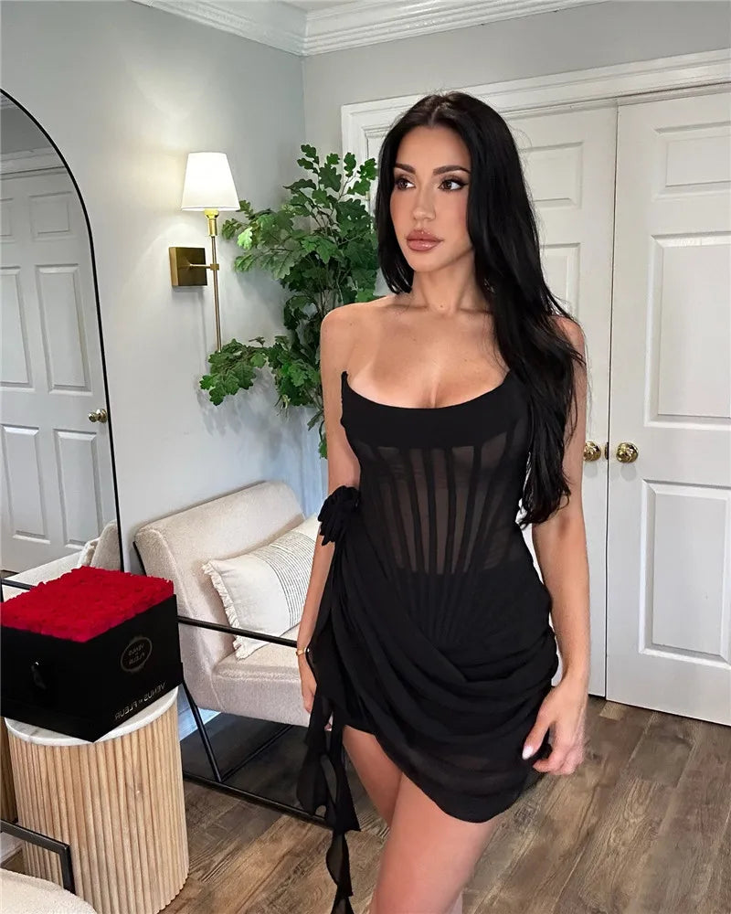 שמלת מיני סטרפלס מחוך בעיטור פרח וראפלס - מיקה