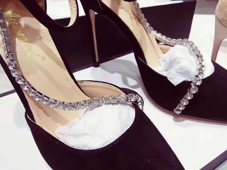 נעלי עקב שפיץ זמש בעיטור זרקונים - LIV