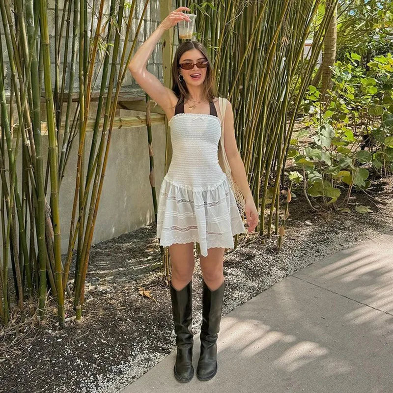 שמלת מיני סטרפלס בגזרת A בעיצוב כיווצים בעיטור תחרה - לאבין