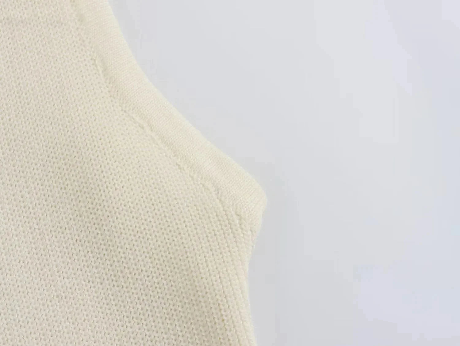 שמלת מידי אלגנטית סרוגה בעיטור כפתורים ושסע קטן - פייר