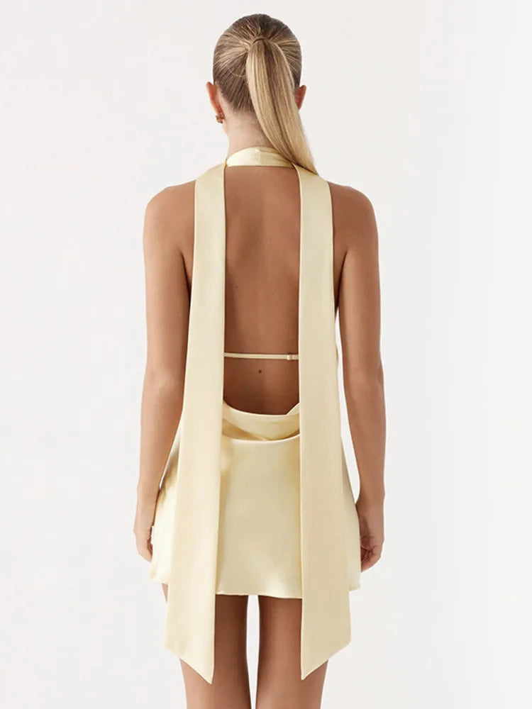 שמלת מיני סאטן מחשוף V בעיטור צעיף תואם - קרינה