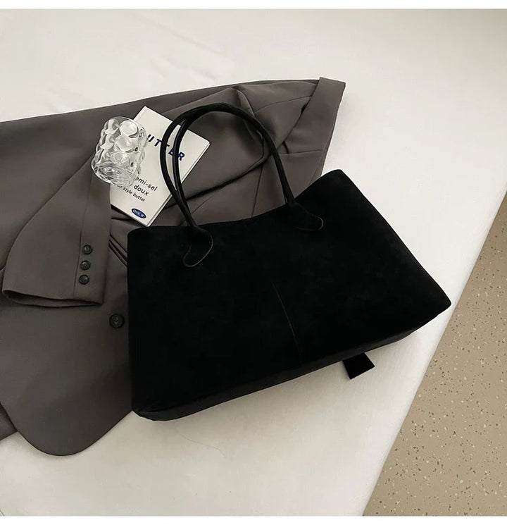 Suede bag with classic design