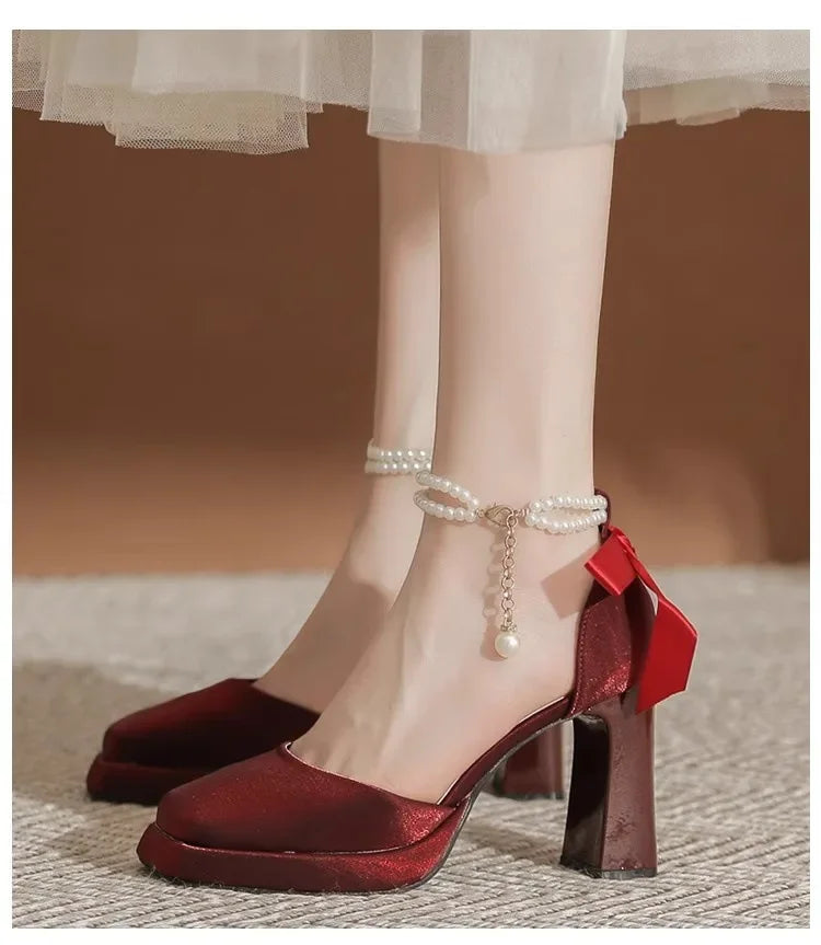 נעלי עקב קטיפה בעיטור פנינים ופפיון - ויטה