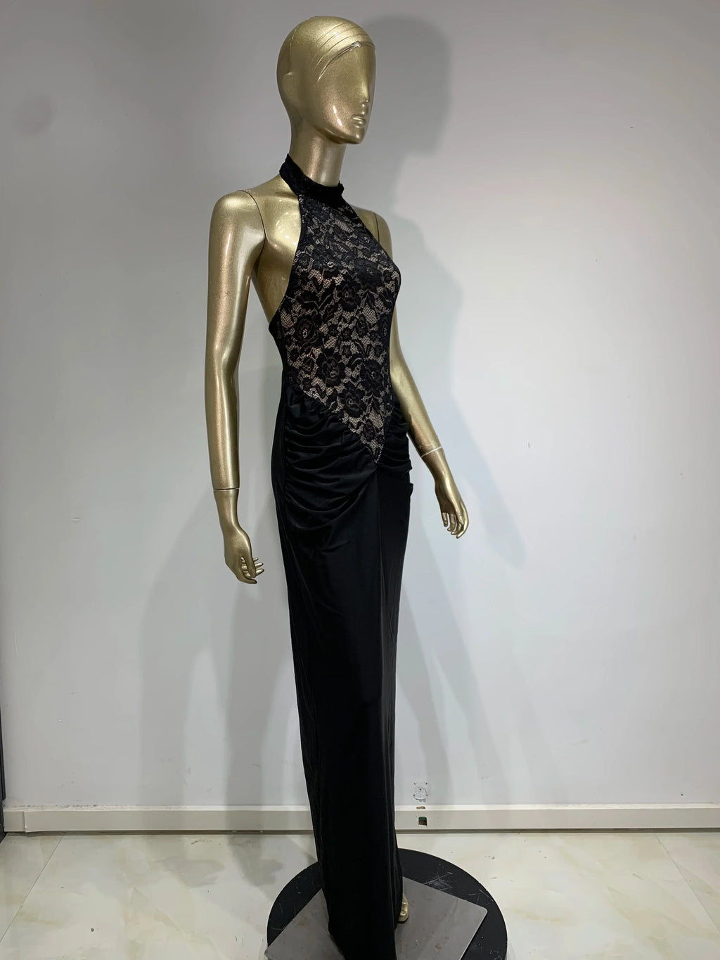 שמלת מקסי כיווצים בגזרת קולר בעיצוב תחרה אטומה גב פתוח - Elliana