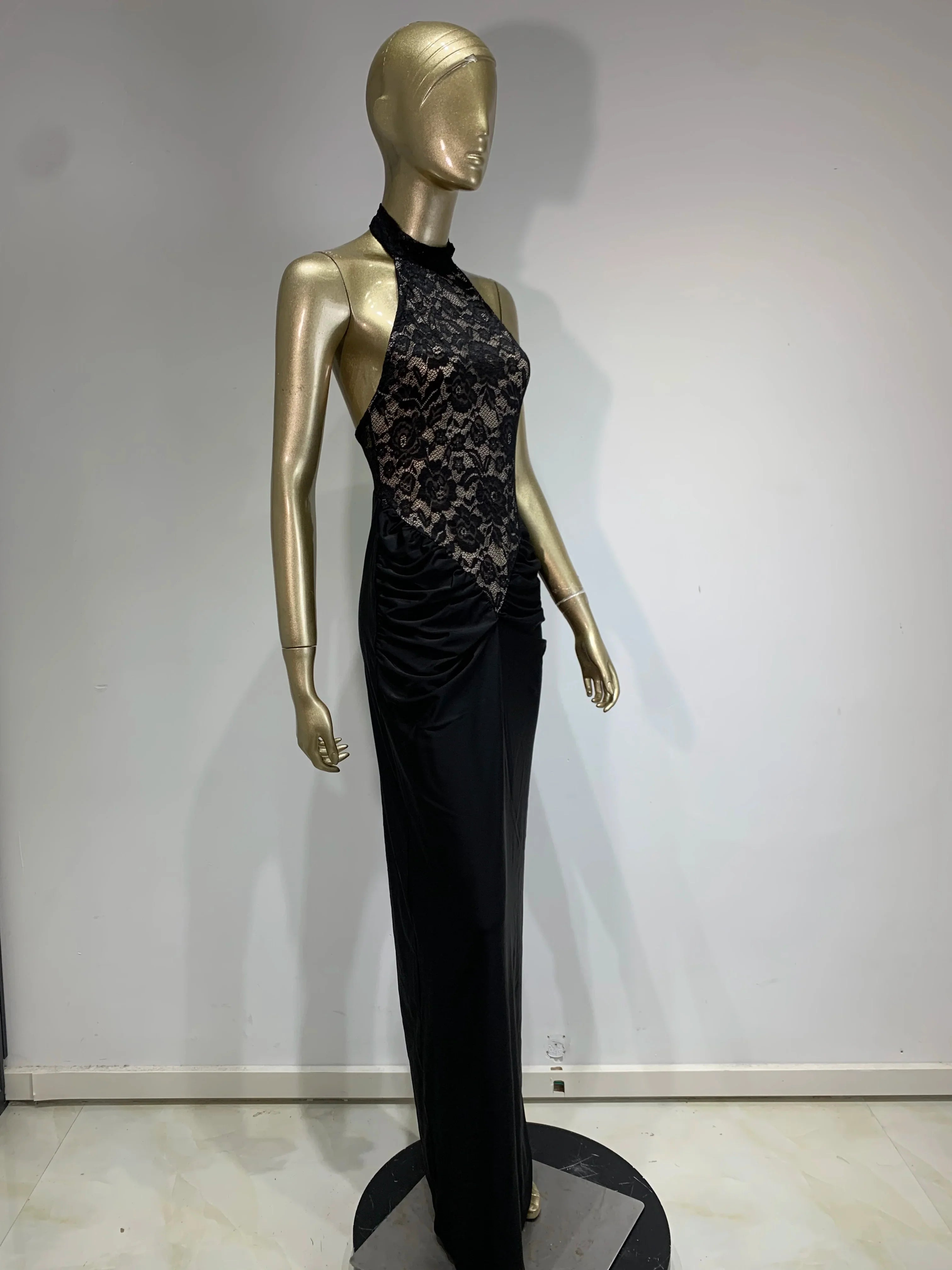 שמלת מקסי כיווצים בגזרת קולר בעיצוב תחרה אטומה גב פתוח - Elliana