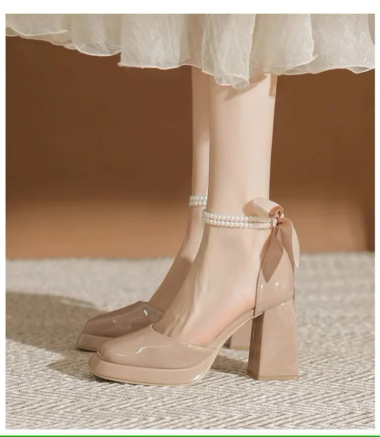 נעלי עקב דמוי עור מבריקות בעיטור פנינים ופפיון - ויויאן