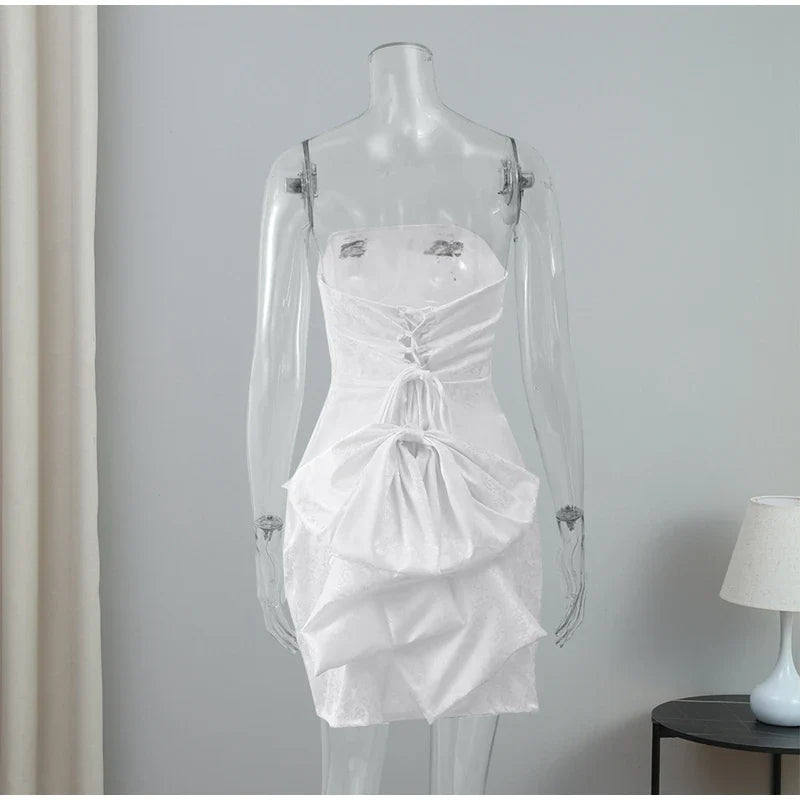 שמלת מיני סטרפלס בעיטור רקמת איורי פרחים ופפיון - חימנה