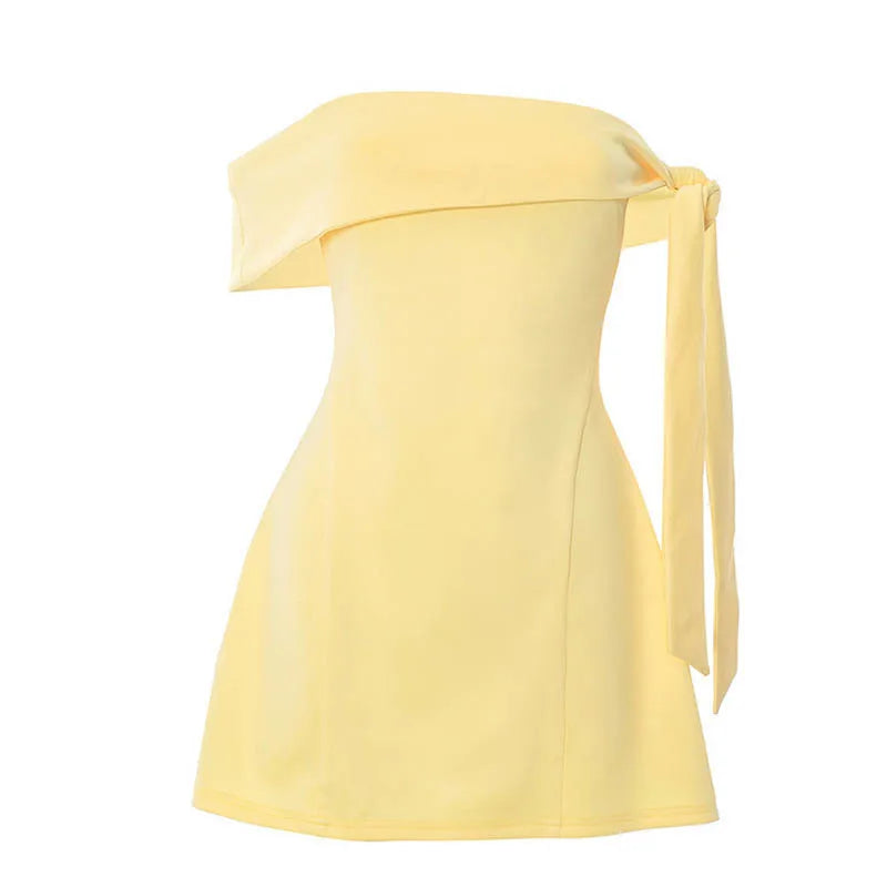 שמלת מיני בגזרת A כתפיים חשופות בעיטור קשירה - שלי