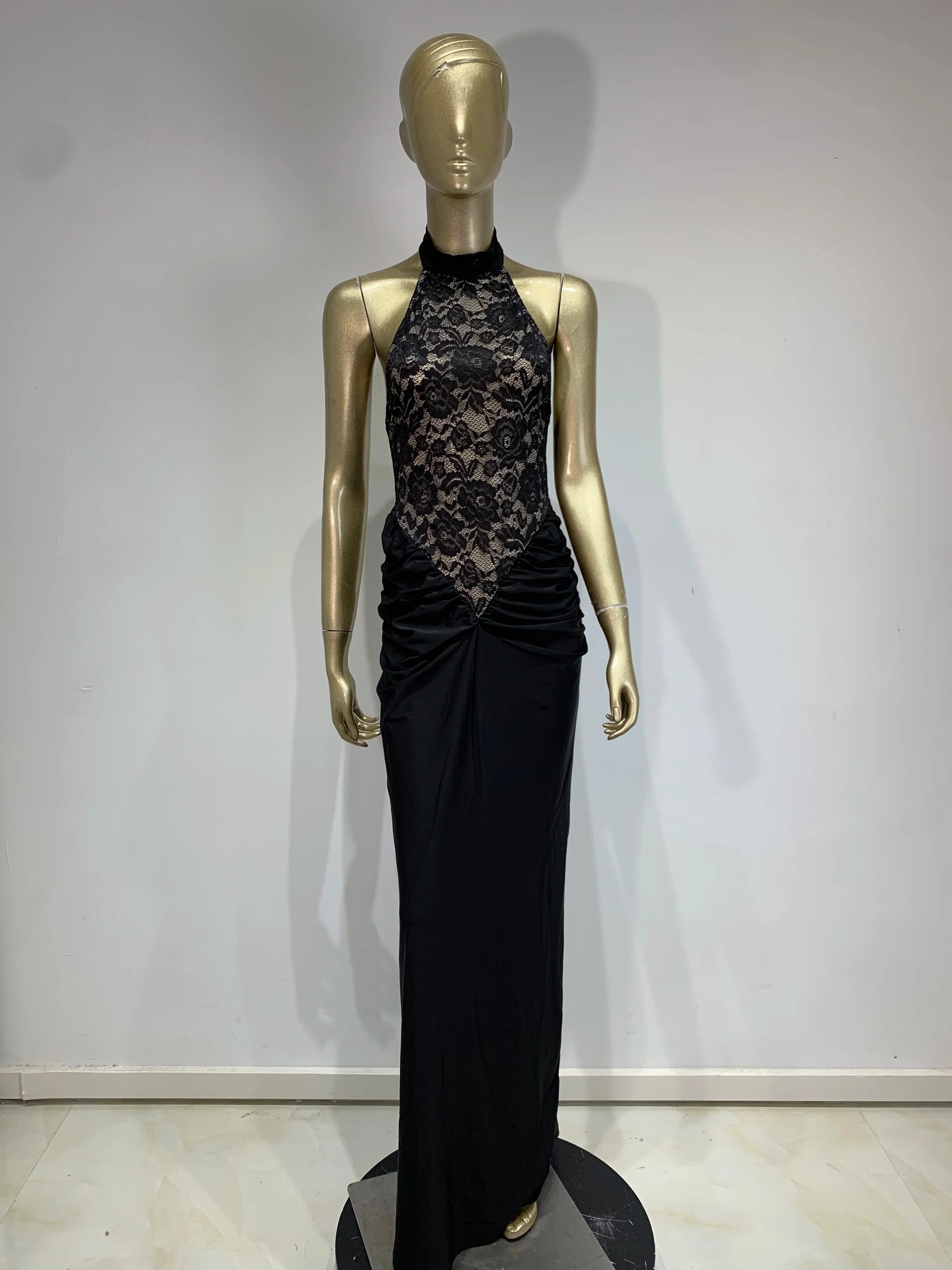 שמלת מקסי כיווצים בגזרת קולר בעיצוב תחרה אטומה גב פתוח - Elliana