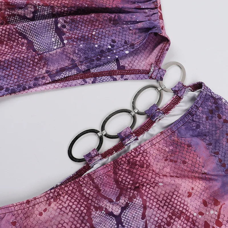 שמלת מיני בעיצוב חצוי בהדפס מיוחד בעיטור חישוקי אבזם - קמי