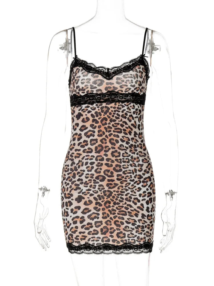 שמלת מיני מנומרת צמודה בעיטור תחרה - גוני