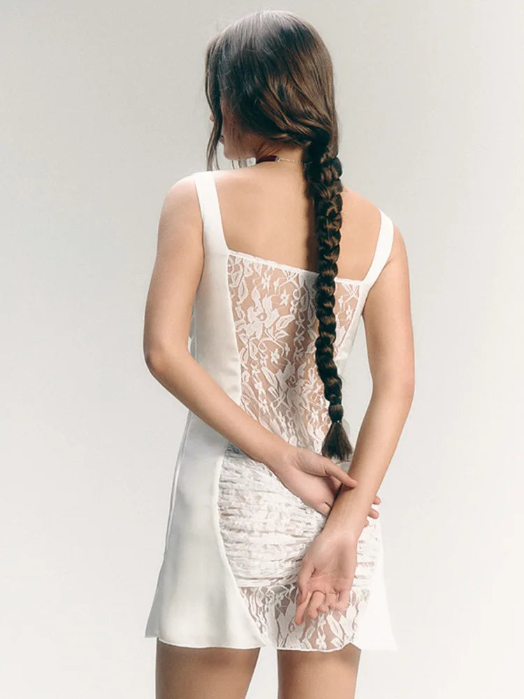 שמלת מיני סאטן בעיטור תחרה בעיצוב כיווצים - Leona