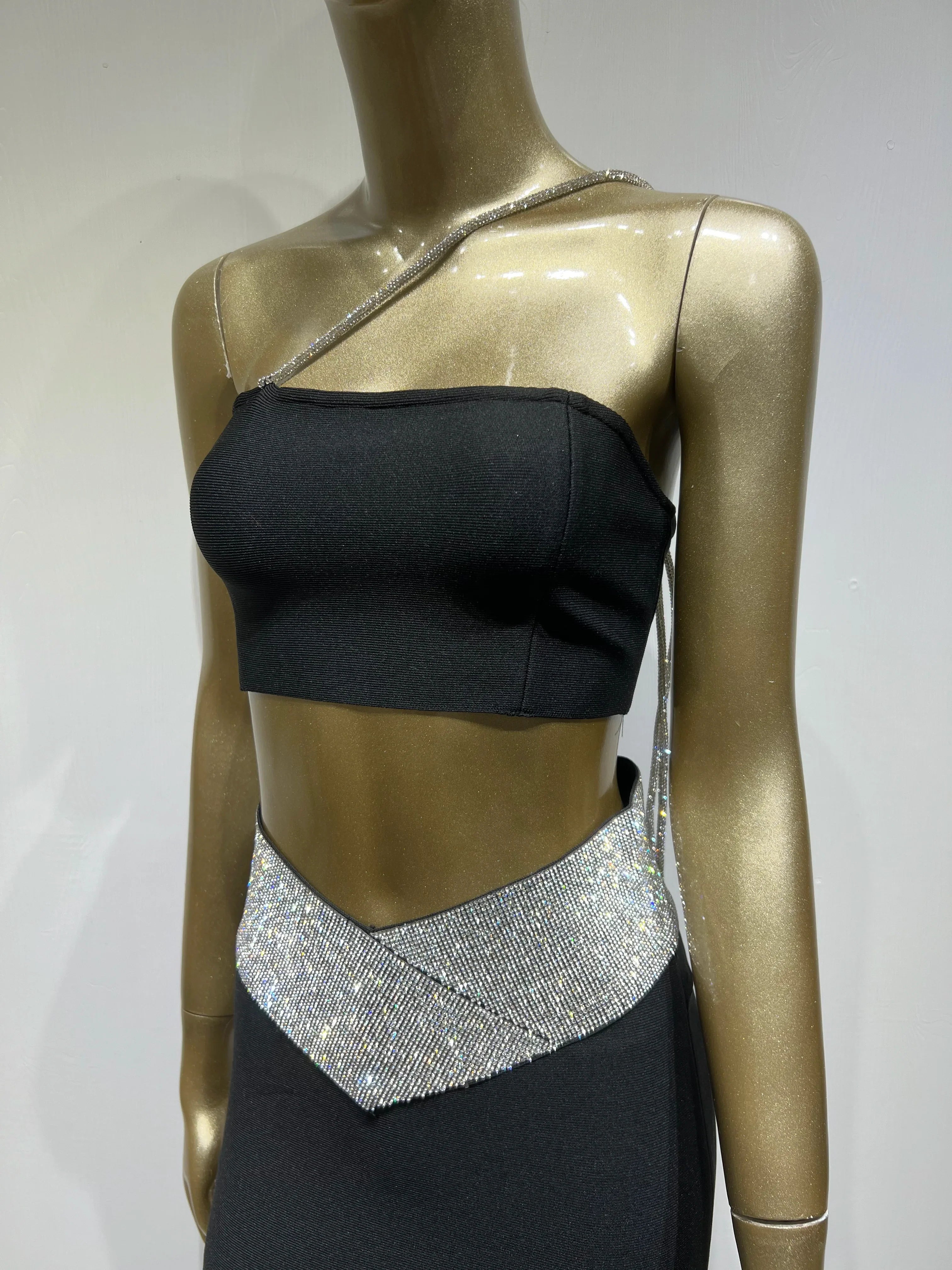 סט שני חלקים בעיטור זרקונים חצאית מקסי וטופ סטרפלס - LUAN