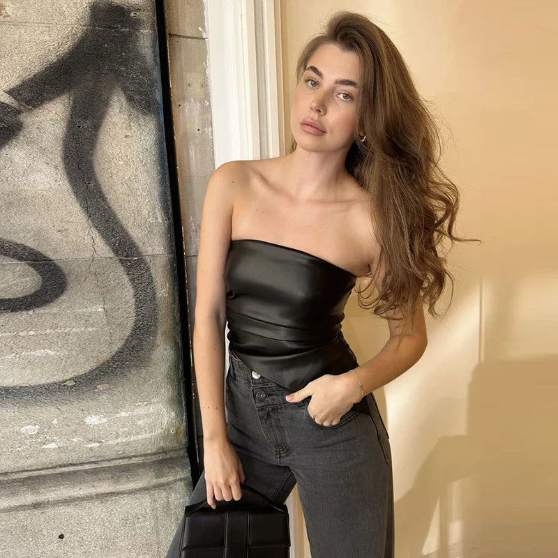 טופ סטרפלס דמוי עור בעיצוב אסימטרי - Jennifer