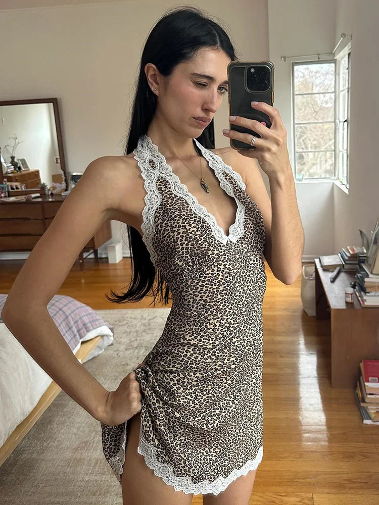 שמלת מיני מנומרת בעיצוב קשירה בצוואר וגב פתוח בעיטור תחרה - נלה