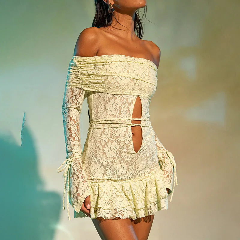 שמלת מיני תחרה כתפיים חשופות בעיטור חוטי קשירה במותן ובידיים - Aviana