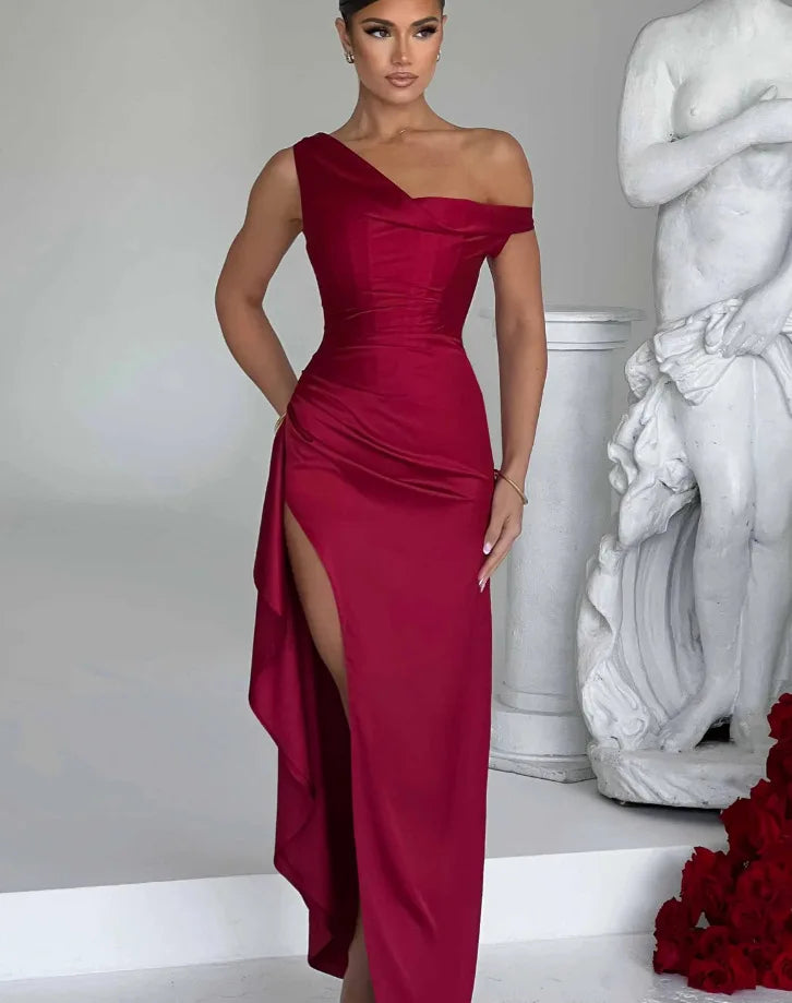 שמלת מקסי סאטן בעיצוב שסע וכתף חשופה - אמיליאנה