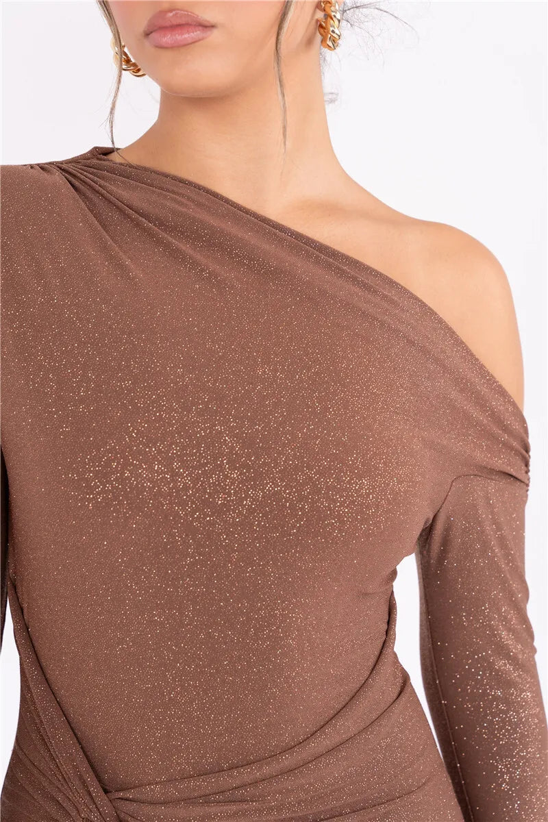 שמלת מקסי נצנצים בעיצוב כיווצים וכתף חשופה - ג'ולייט