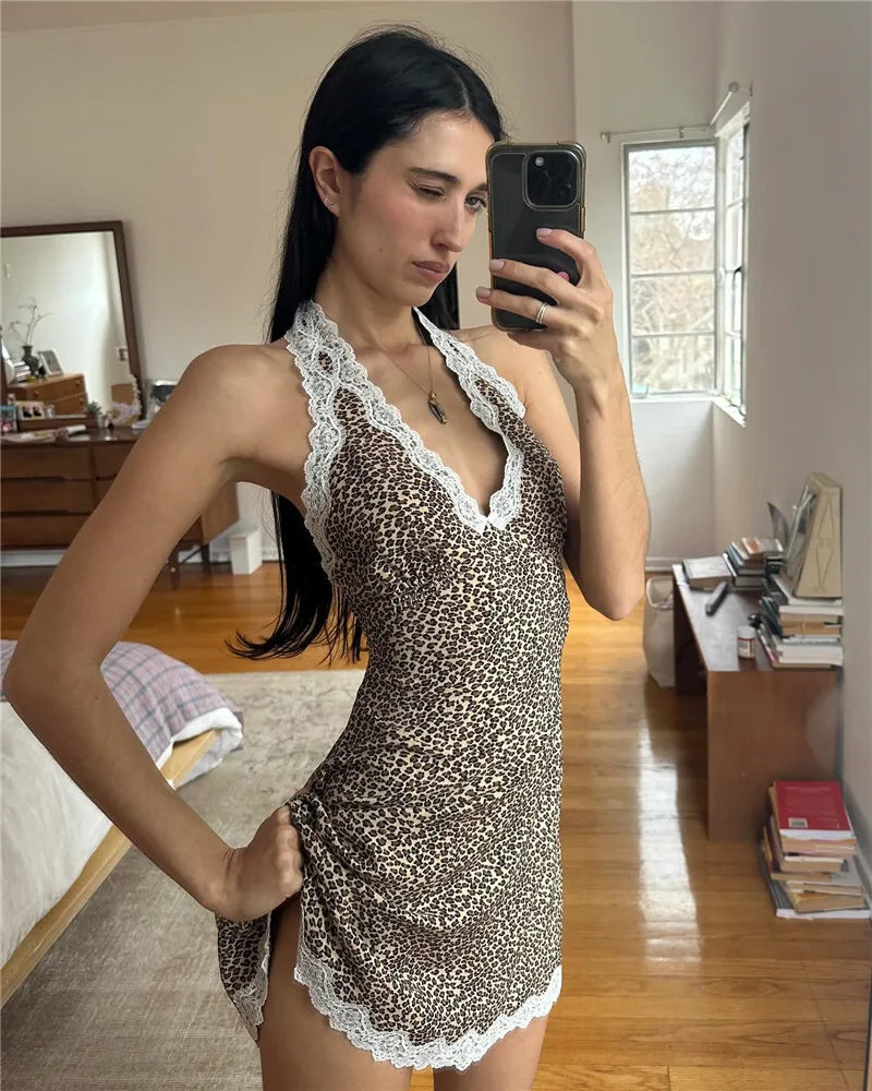 שמלת מיני מנומרת בעיצוב קשירה בצוואר וגב פתוח בעיטור תחרה - נלה