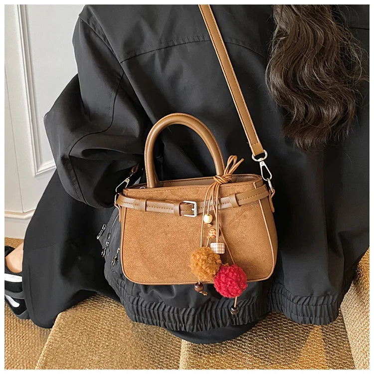 Suede bag with retro design + accessories