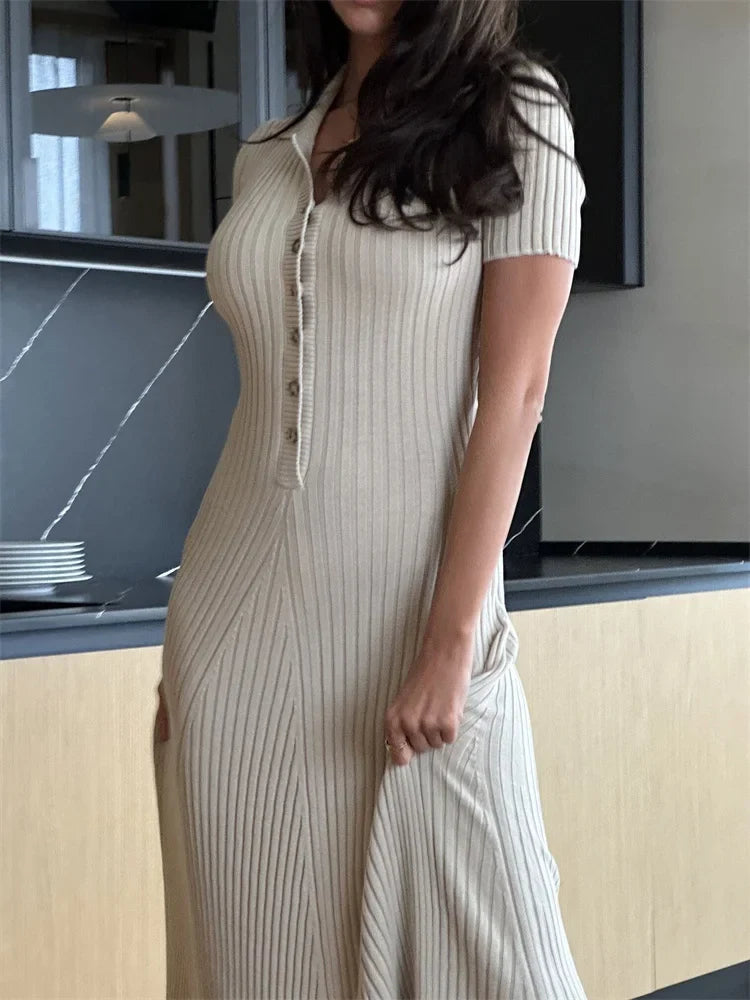 שמלת מקסי סרוגה בעיצוב אלגנטי בעיטור כפתורים - Ivanna