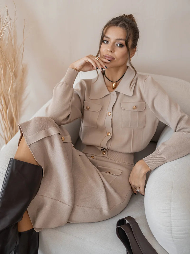 סט סרוג חולצה וחצאית מידי בעיטור כפתורים וכיסים - Danna