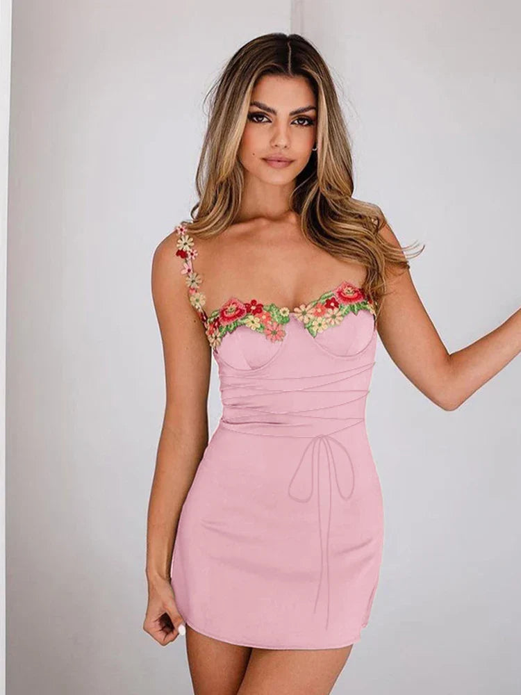 שמלת מיני בעיטור רקמת וכתפיות פרחים בעיטור חוט קשירה סאטן - ליליה