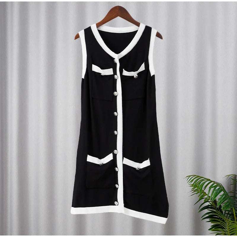 שמלת מיני סרוגה בסגנון מחויט - אמור