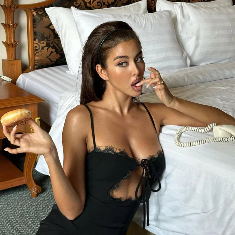 שמלת מיני בעיטור תחרה קשירה בחזה - MILA