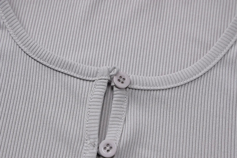 סט סרוג שני חלקים חולצה בסגירת כפתורים וחצאית מקסי צמודה - MARIEL