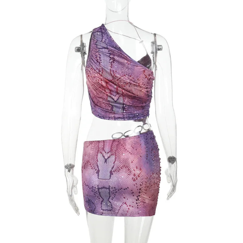 שמלת מיני בעיצוב חצוי בהדפס מיוחד בעיטור חישוקי אבזם - קמי