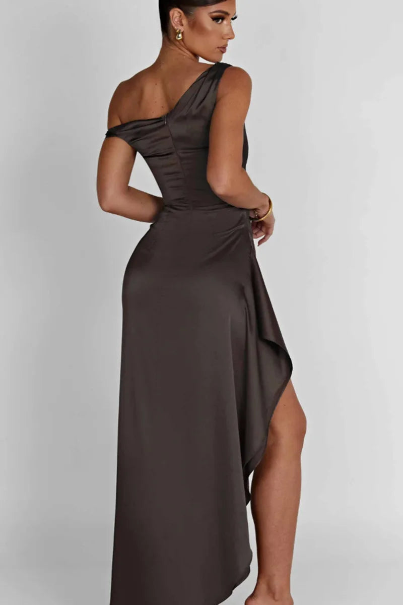 שמלת מקסי סאטן בעיצוב שסע וכתף חשופה - אמיליאנה