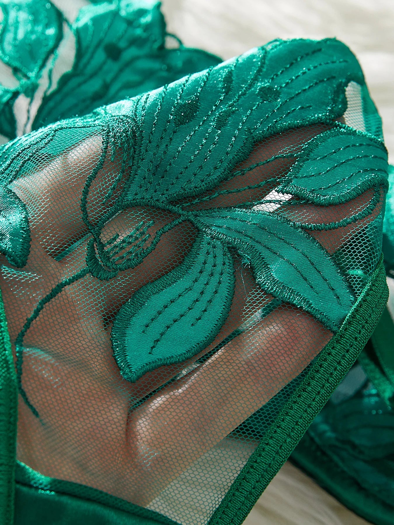 סט שקוף בעיטור רקמת עלים - Molly