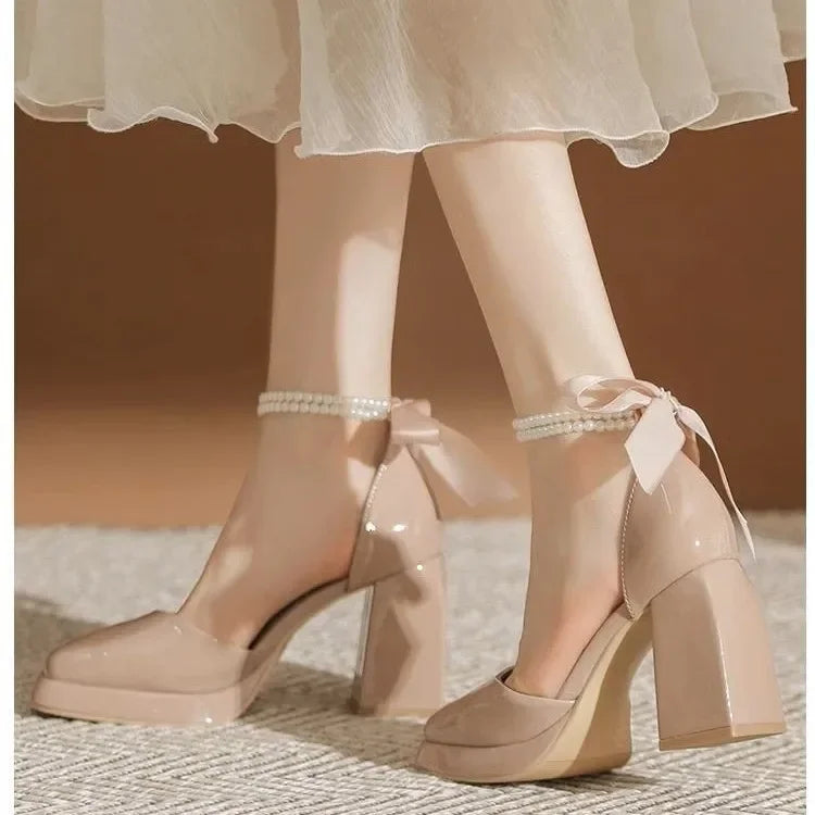 נעלי עקב דמוי עור מבריקות בעיטור פנינים ופפיון - ויויאן